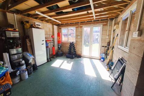 Rear Garage-Games Room