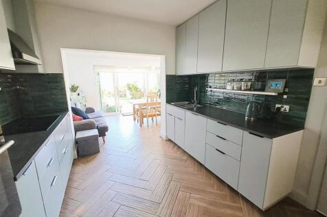 Re Fitted Kitchen