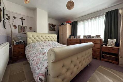 Bedroom 1.jpg