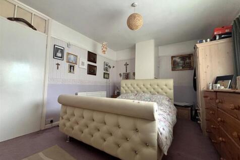 Bedroom 1b.jpg