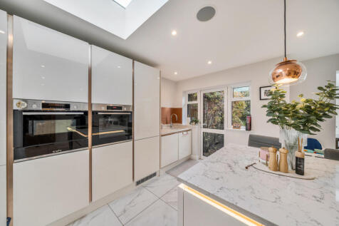 1370917-9-68f7562...