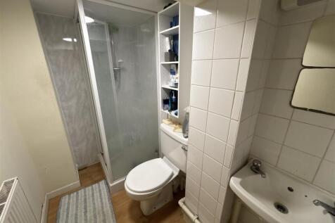 bathroom 1.jpg