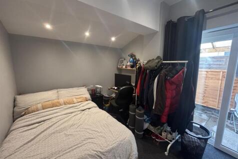 Bedroom 1.jpg