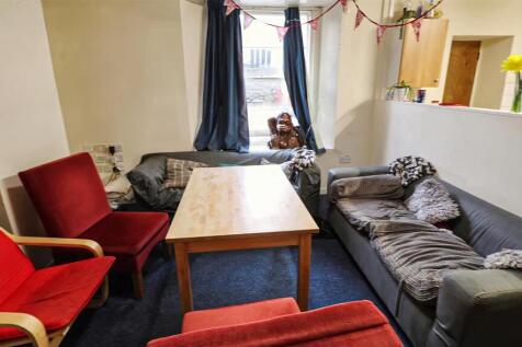 115 Hampton Basement Lounge Kitchen.jpg