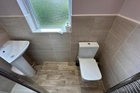 bathroom 3.jpg