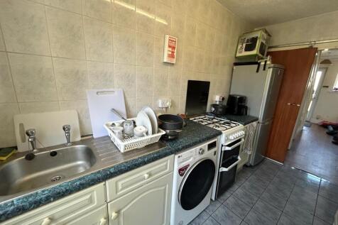 Kitchen 2.jpg