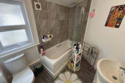 bathroom 2.jpg
