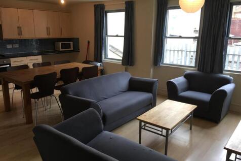 FFF 105B HAMPTON LIVING ROOM 1.JPG