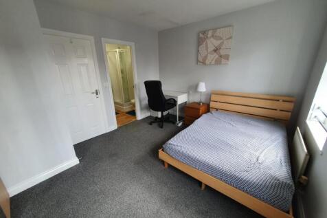 17 Ensuite Bedroom.jpg