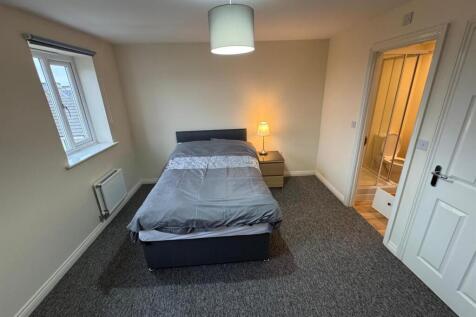 173 Bedroom 4 with Ensuite.jpg