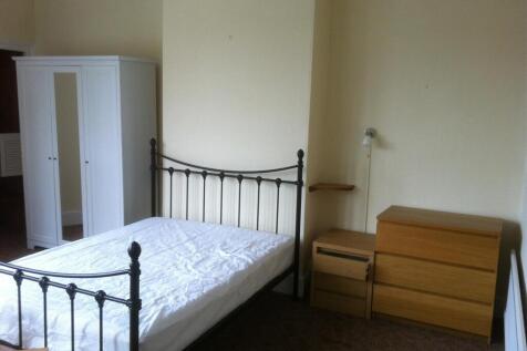 Large ensuite bedroom.JPG