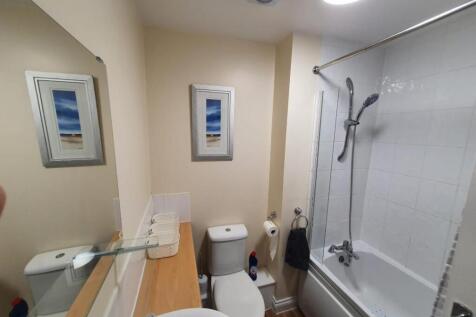 17 Main Bathroom.jpg