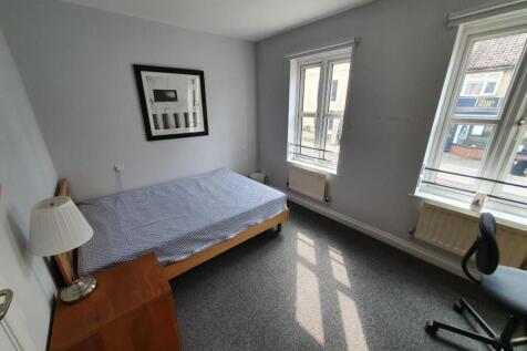 17 Middle Floor Front Bedroom.jpg