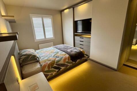Shingly Place, E4