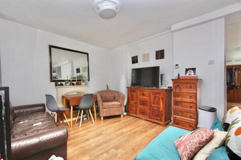 Dumont Road, N16