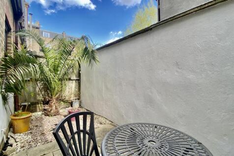 Pegasus Close, N16
