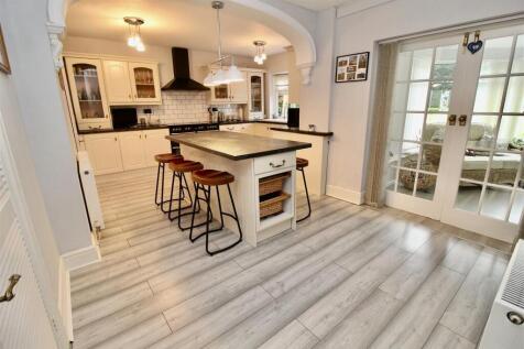 L-Shaped Kitchen/Dining Room