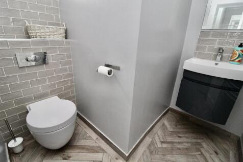 L-Shaped Guest WC