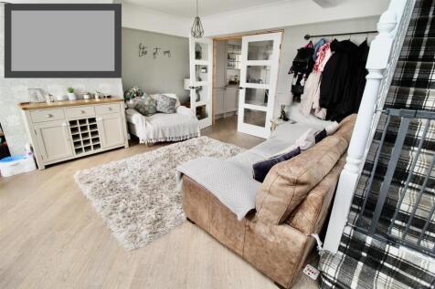 Open Plan Lounge/Hallway