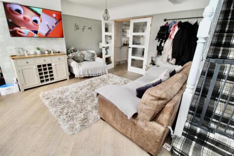 Open Plan Lounge/Hallway