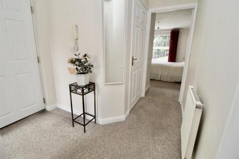 L-Shaped Private Entrance Hallway