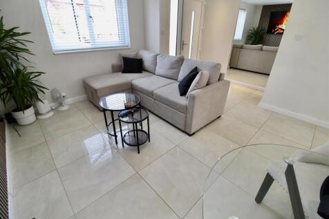 Open Plan Entrance Hallway/Lounge