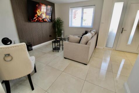 Open Plan Entrance Hallway/Lounge