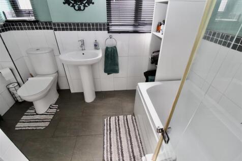 Bathroom (L-Shaped)