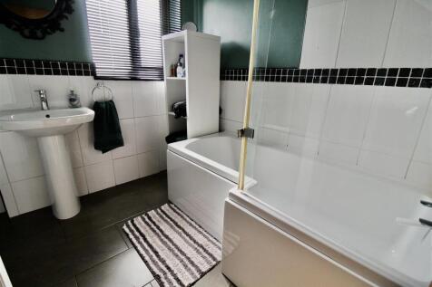 Bathroom (L-Shaped)