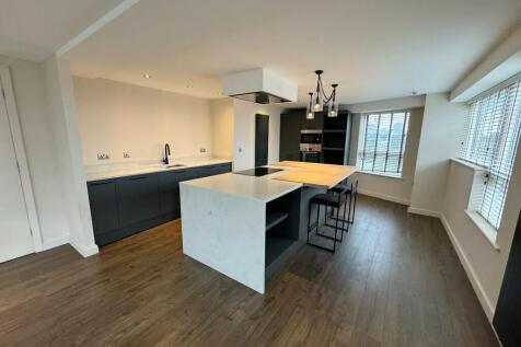 KITCHEN / DINING