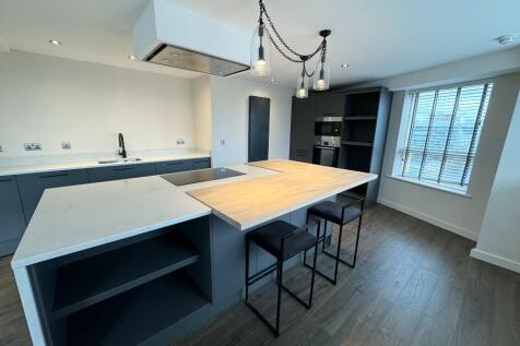 KITCHEN / DINING