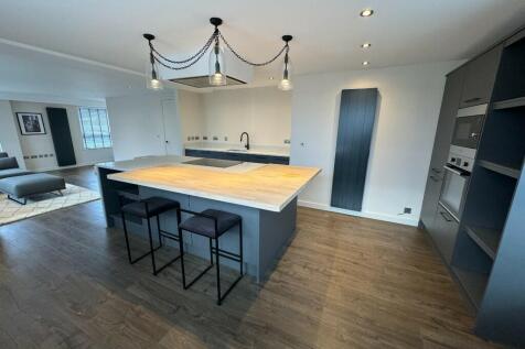 KITCHEN / DINING