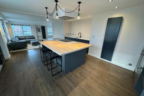 KITCHEN / DINING
