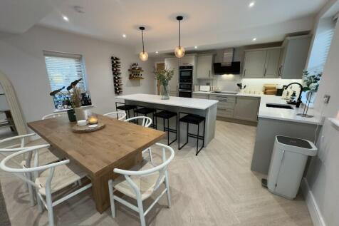 KITCHEN / DINING 