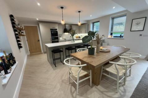 KITCHEN / DINING 