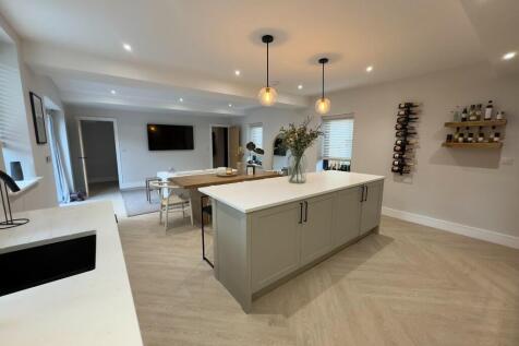 KITCHEN / DINING 