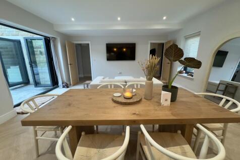 KITCHEN / DINING 