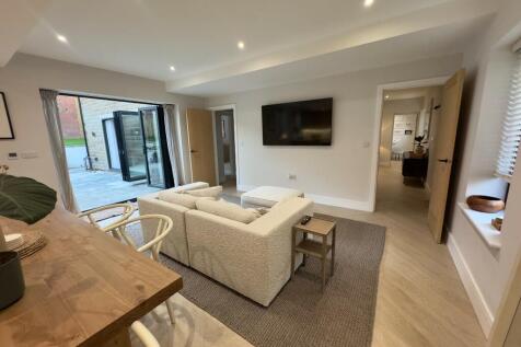 KITCHEN / DINING 