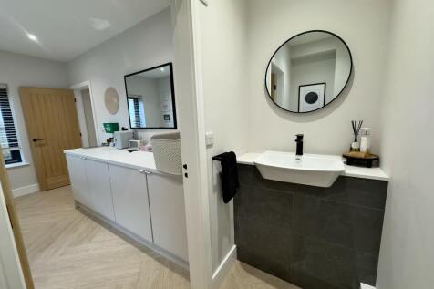 BATHROOM 5 / UTILITY