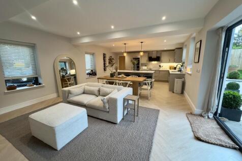 KITCHEN / DINING 