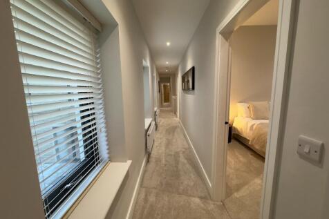 1ST FLOOR HALLWAY