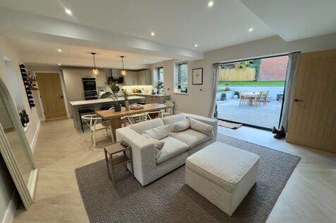 KITCHEN / DINING 