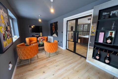 CIGAR ROOM/BEDROOM 4