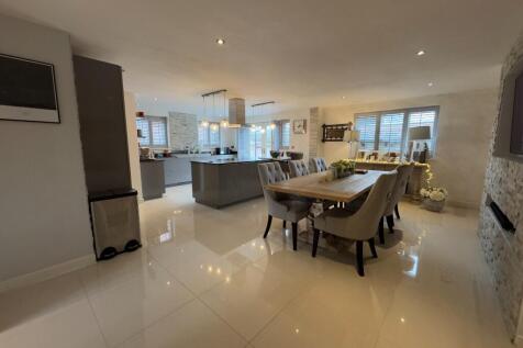 KITCHEN / DINING 