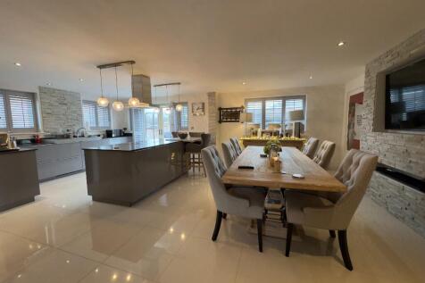 KITCHEN / DINING 