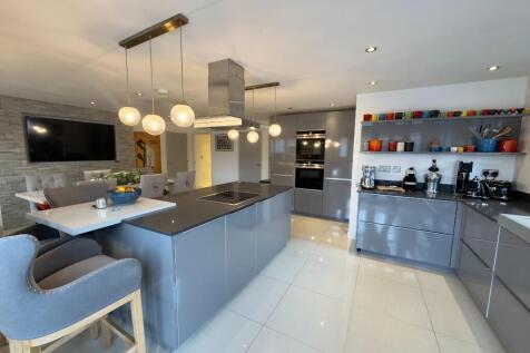 KITCHEN / DINING 