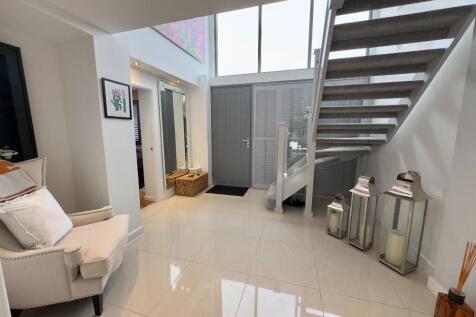 ENTRANCE HALLWAY