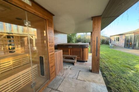 SAUNA &amp; HOT TUB
