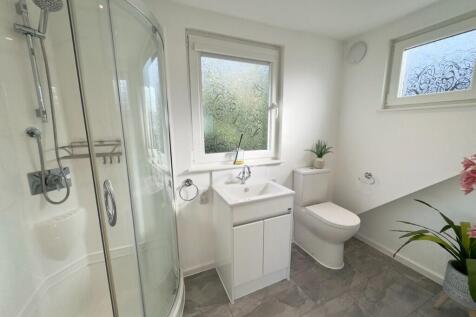 BATHROOM 2 EN-SUITE
