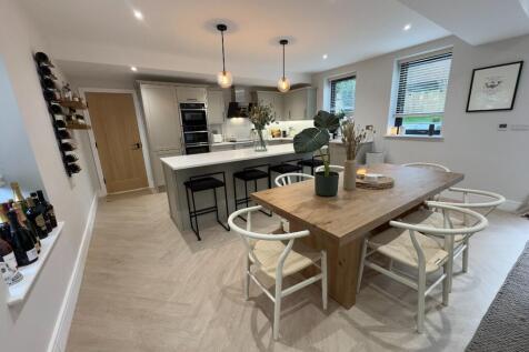KITCHEN / DINING 